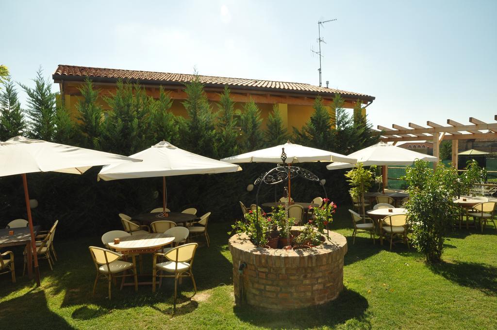 Osteria E Locanda Del Viaggiatore Russi Екстериор снимка
