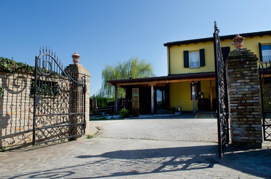 Osteria E Locanda Del Viaggiatore Russi Екстериор снимка