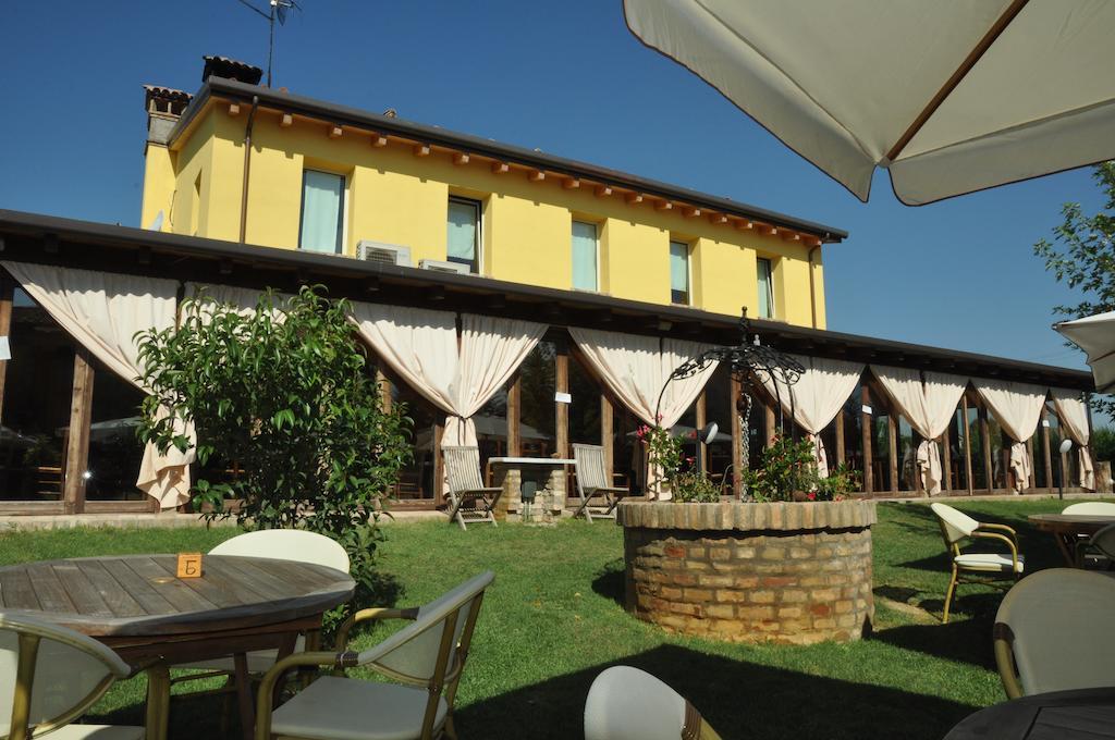 Osteria E Locanda Del Viaggiatore Russi Екстериор снимка